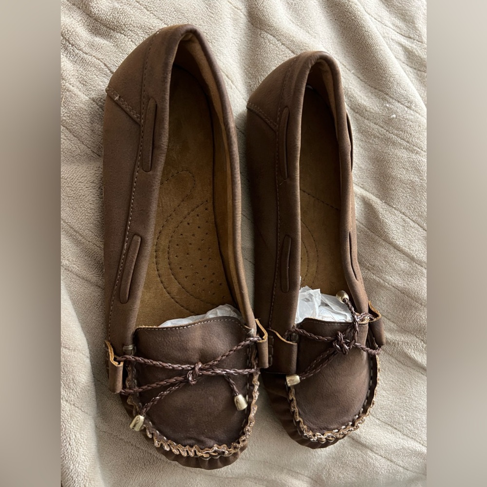 Never worn Avenue Movcasins